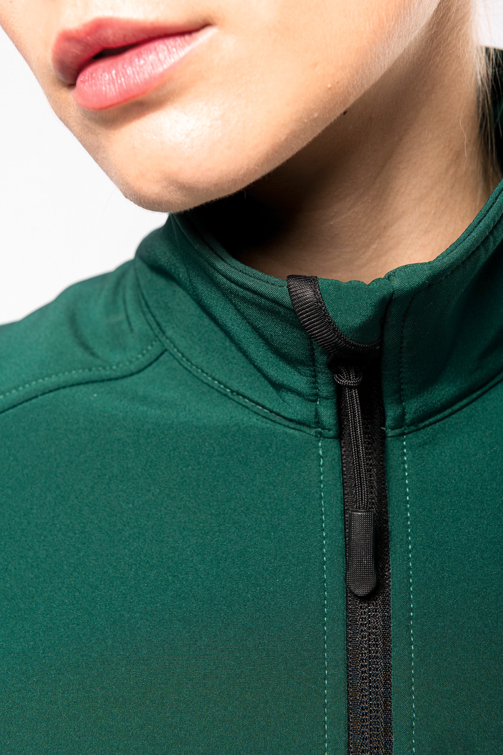 Dames jas van comfortkwaliteit met stijlvolle ritssluiting en kraagdetails. Warm en duurzaam.