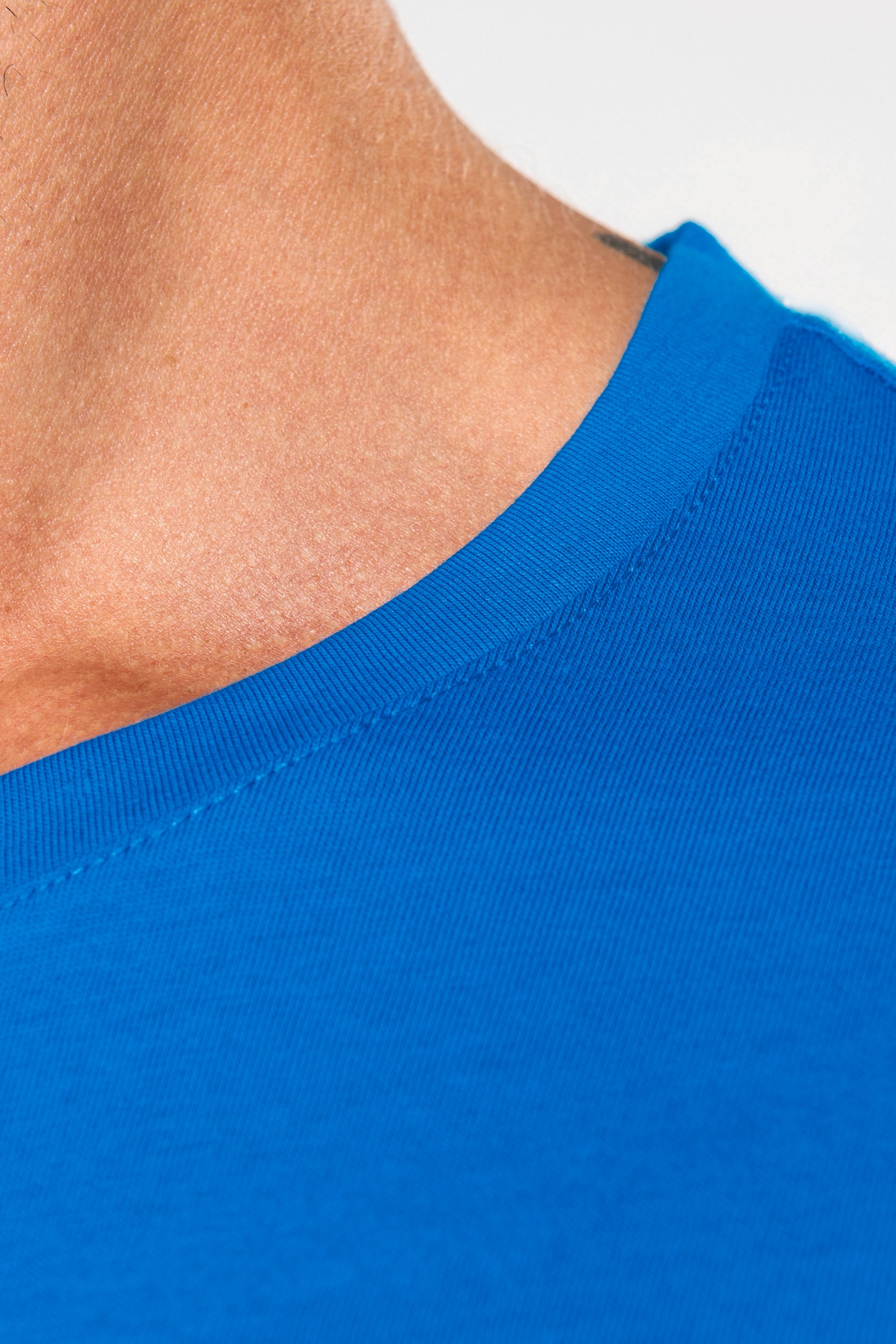 Kraagdetails van premium heren T-shirt met lange mouwen.