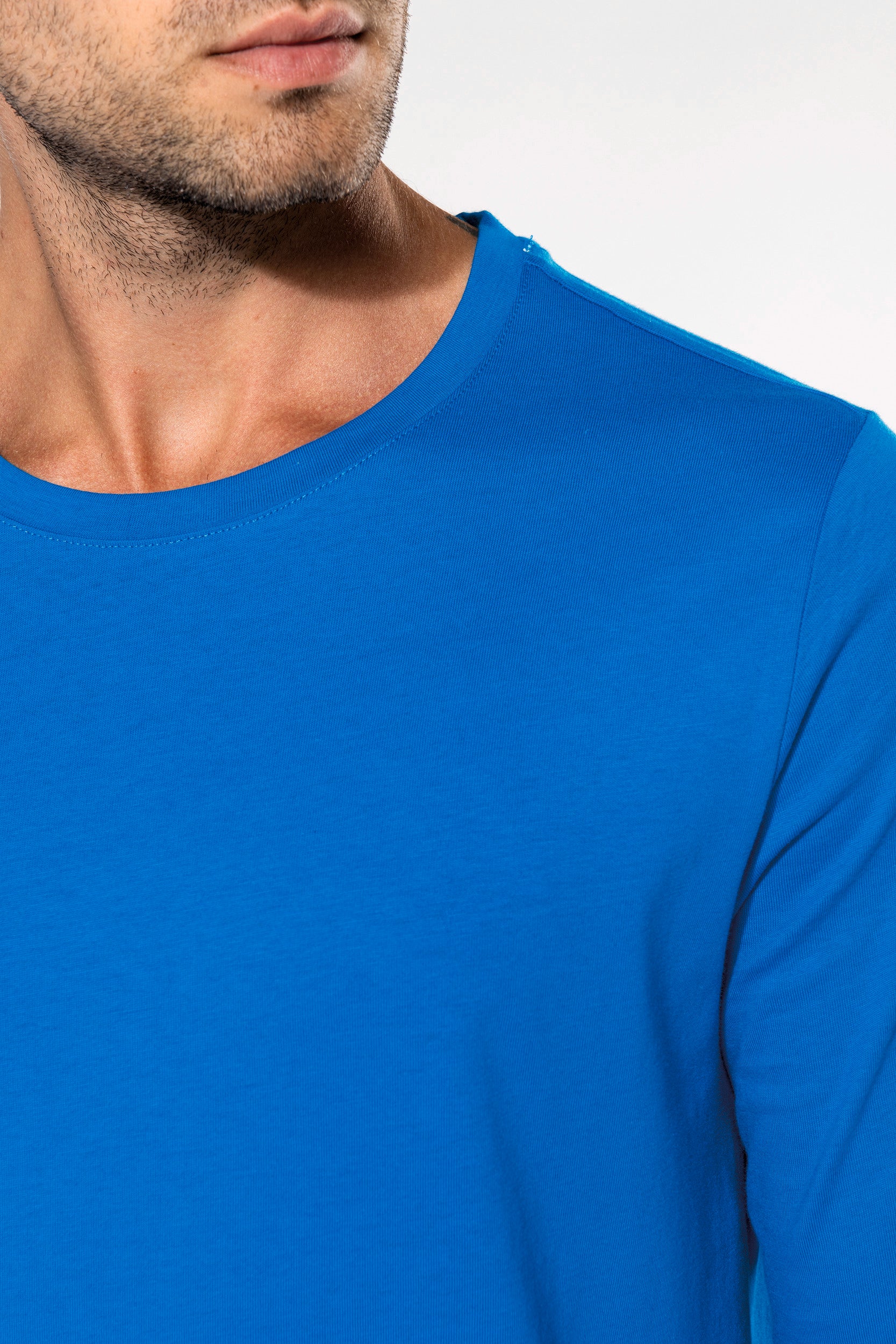 Details van premium heren T-shirt met lange mouwen.