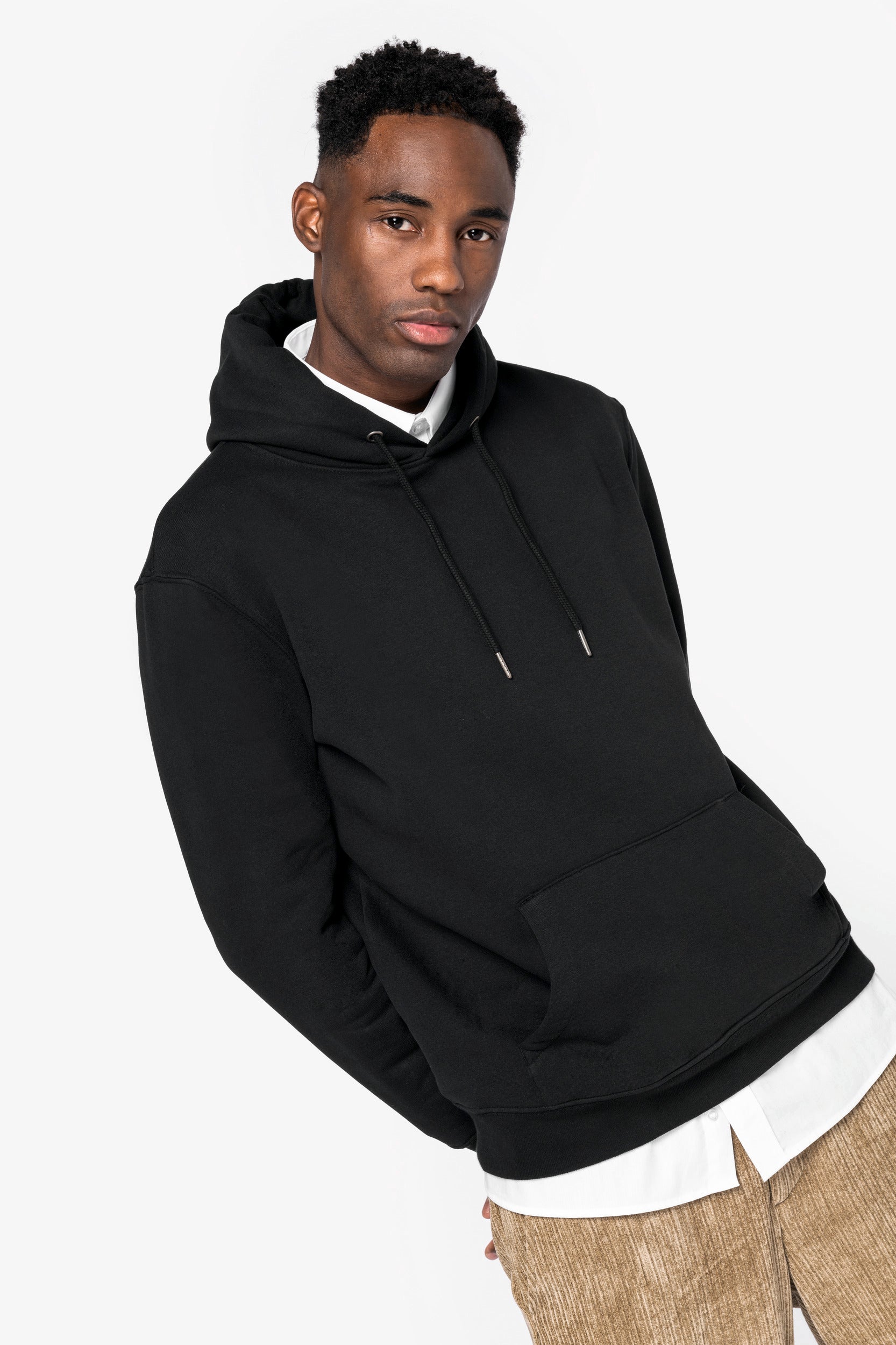 Zwarte unisex hoodie van premium kwaliteit.