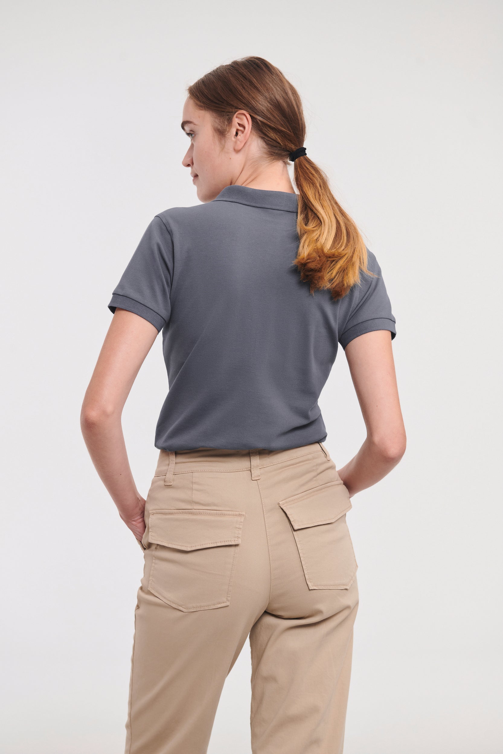 Achterkant van premium dames polo met korte mouwen.