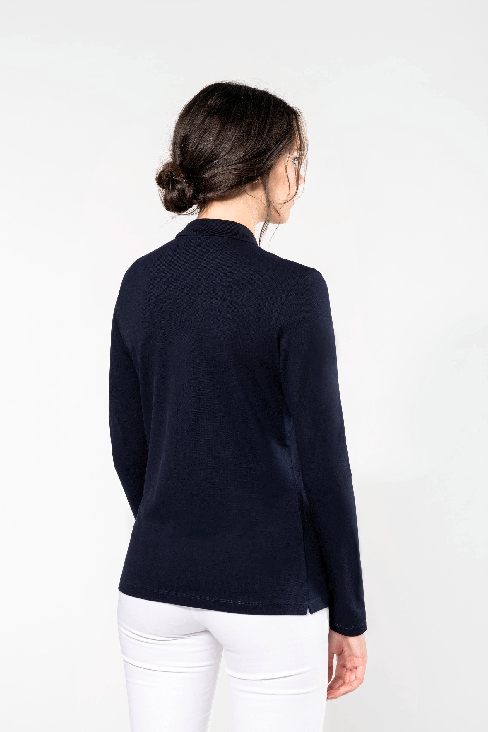 De achterkant van de dames premium polo, ideaal voor een stijlvolle en comfortabele uitstraling.