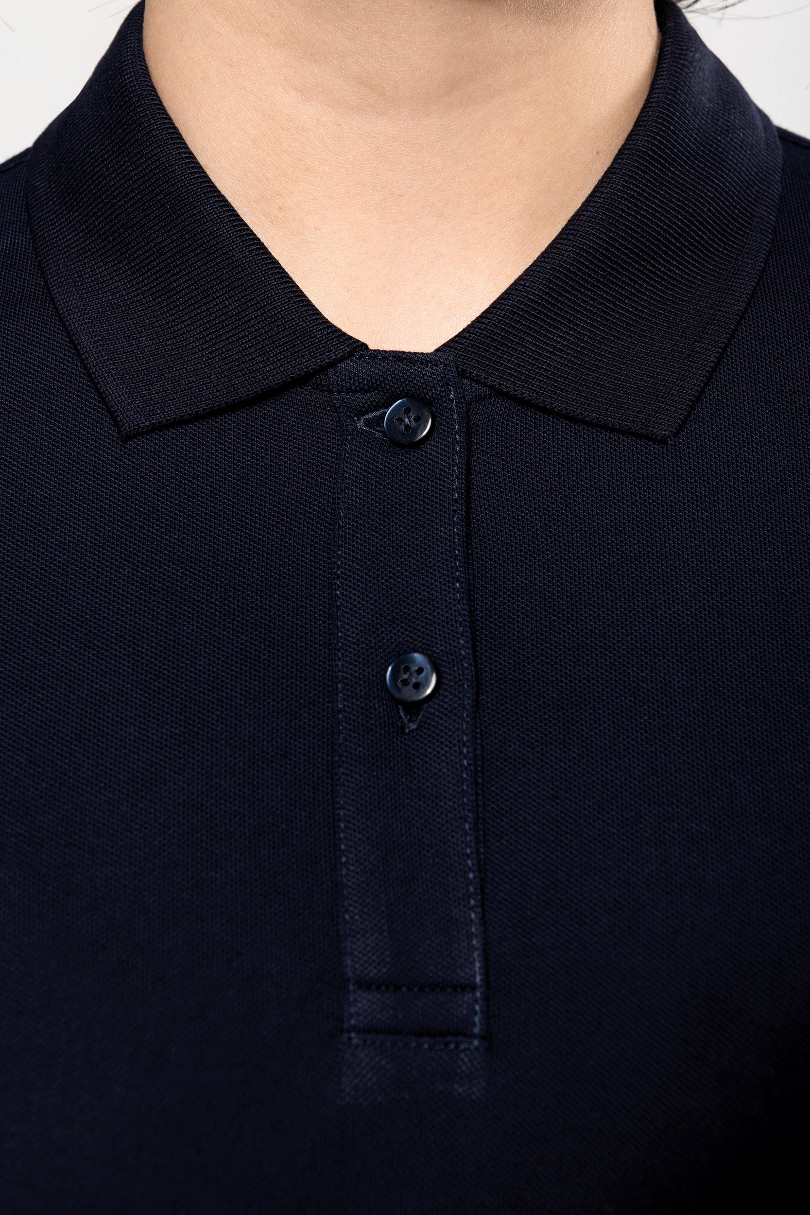 Kraag details van de dames premium polo, perfect voor een stijlvolle en comfortabele uitstraling.